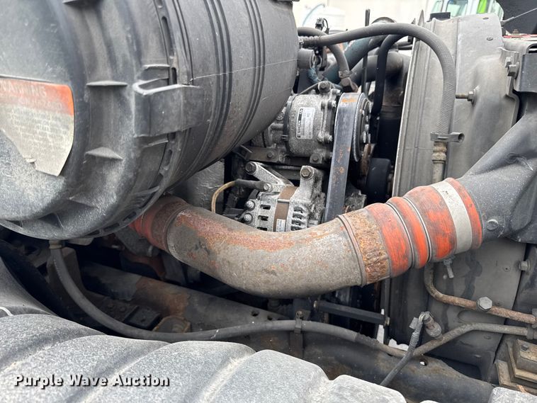 image for item EA2337 2005 International 4300 box truck