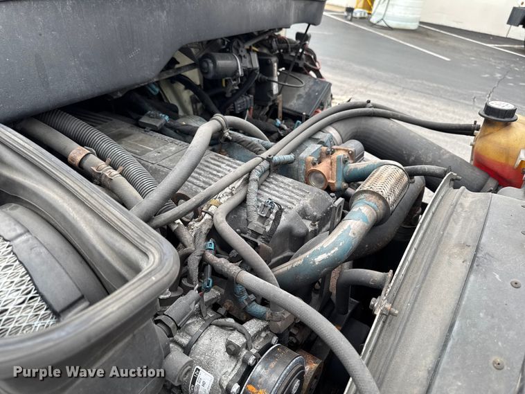 image for item EA2337 2005 International 4300 box truck