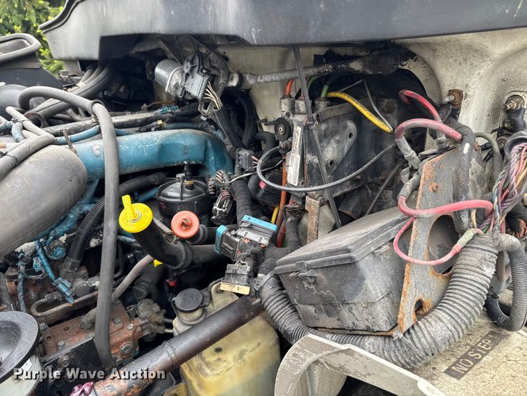 image for item EA2337 2005 International 4300 box truck