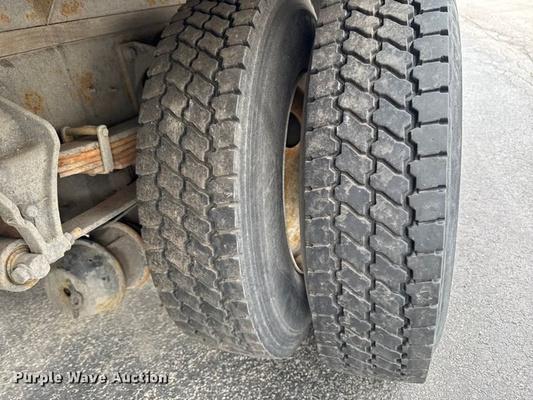 image for item EA2337 2005 International 4300 box truck