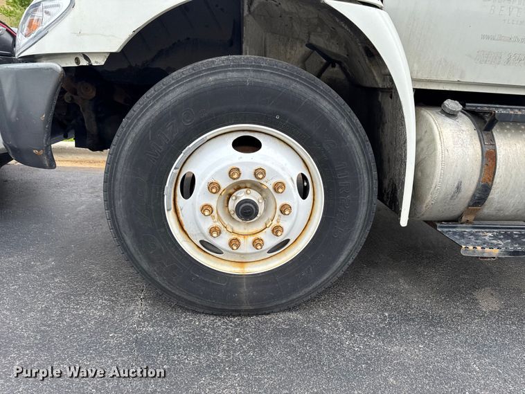 image for item EA2337 2005 International 4300 box truck