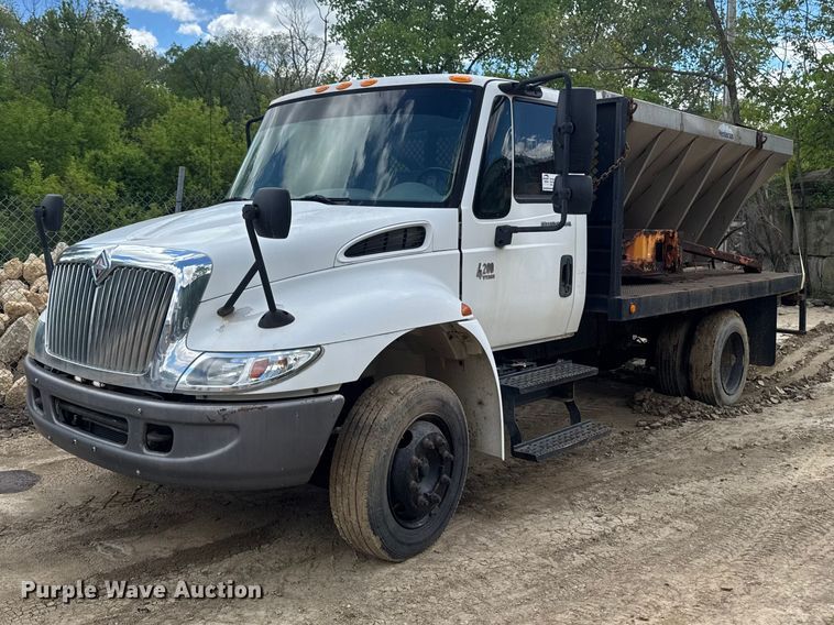 image for item EA2364 2004 International 4200 flatbed truck
