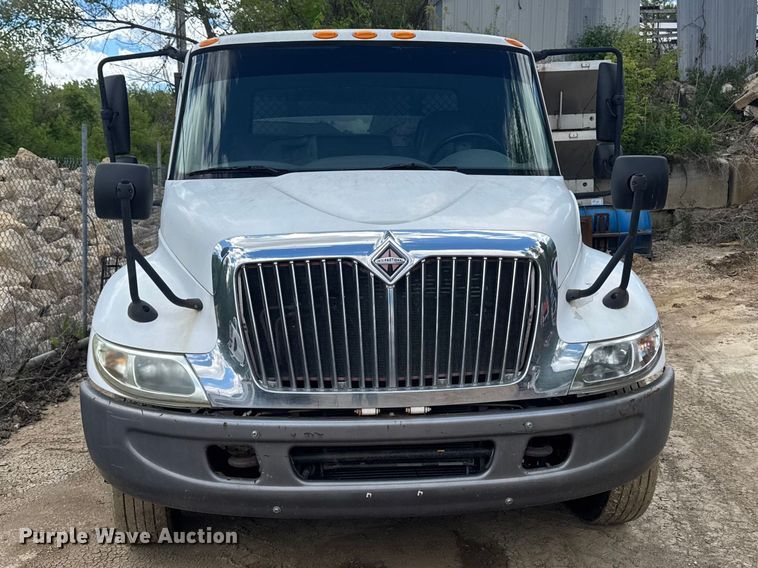 image for item EA2364 2004 International 4200 flatbed truck