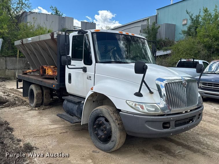 image for item EA2364 2004 International 4200 flatbed truck