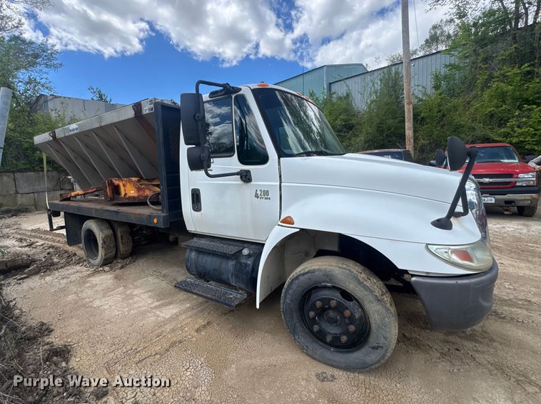 image for item EA2364 2004 International 4200 flatbed truck