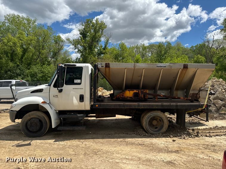 image for item EA2364 2004 International 4200 flatbed truck