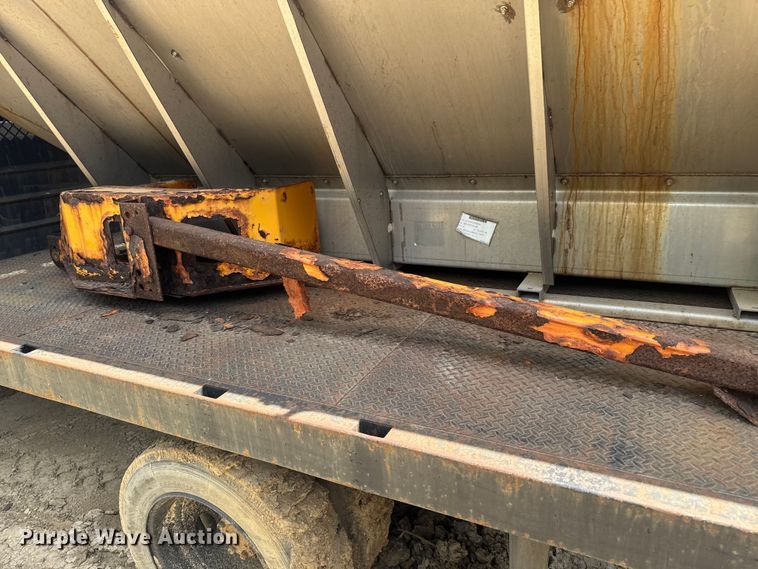 image for item EA2364 2004 International 4200 flatbed truck