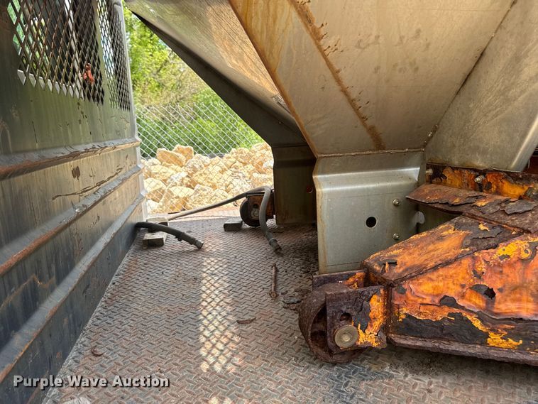 image for item EA2364 2004 International 4200 flatbed truck