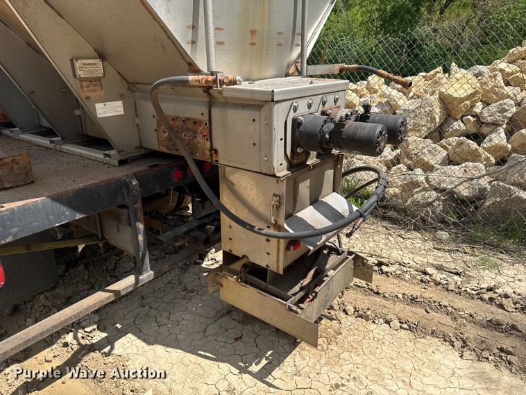 image for item EA2364 2004 International 4200 flatbed truck