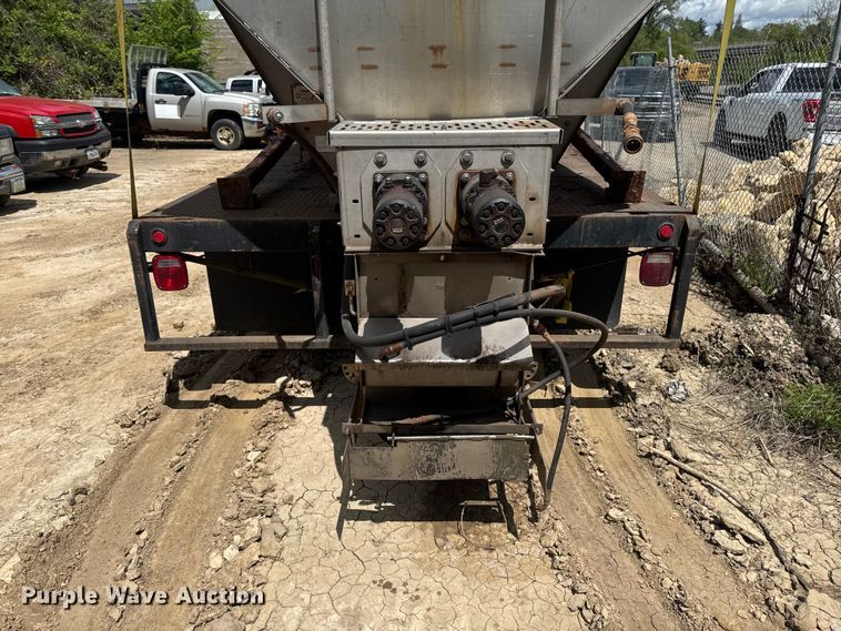 image for item EA2364 2004 International 4200 flatbed truck