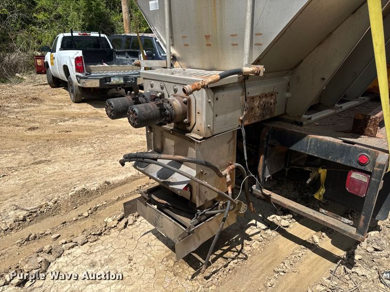 image for item EA2364 2004 International 4200 flatbed truck