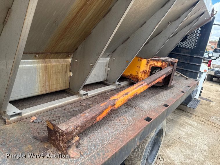 image for item EA2364 2004 International 4200 flatbed truck