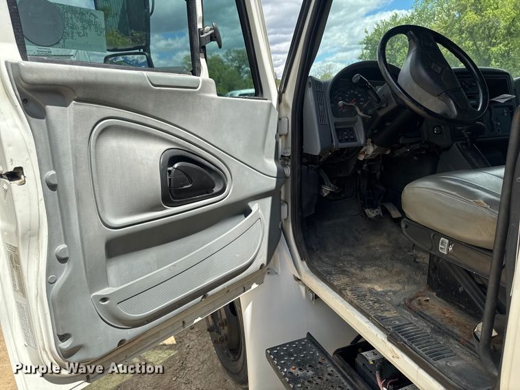 image for item EA2364 2004 International 4200 flatbed truck