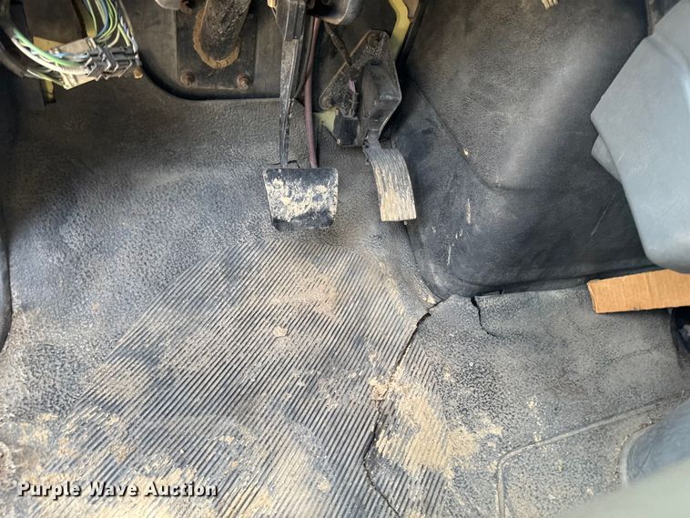 image for item EA2364 2004 International 4200 flatbed truck