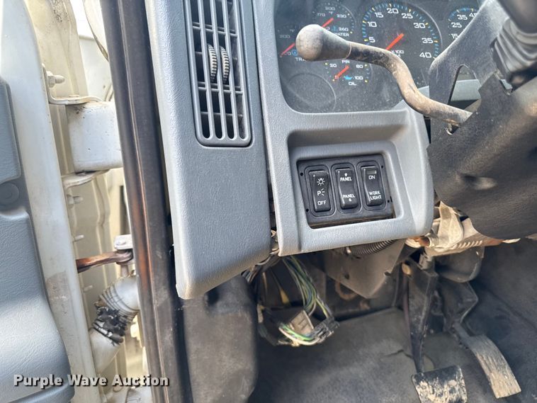image for item EA2364 2004 International 4200 flatbed truck