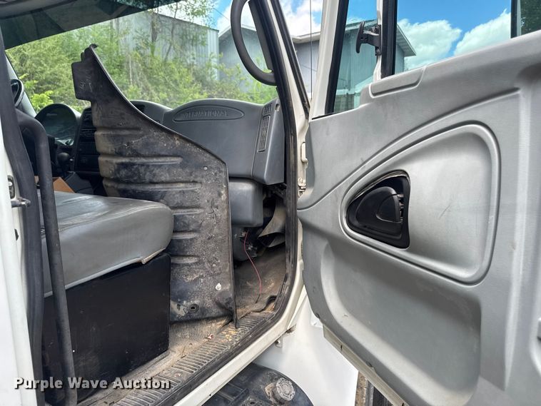 image for item EA2364 2004 International 4200 flatbed truck