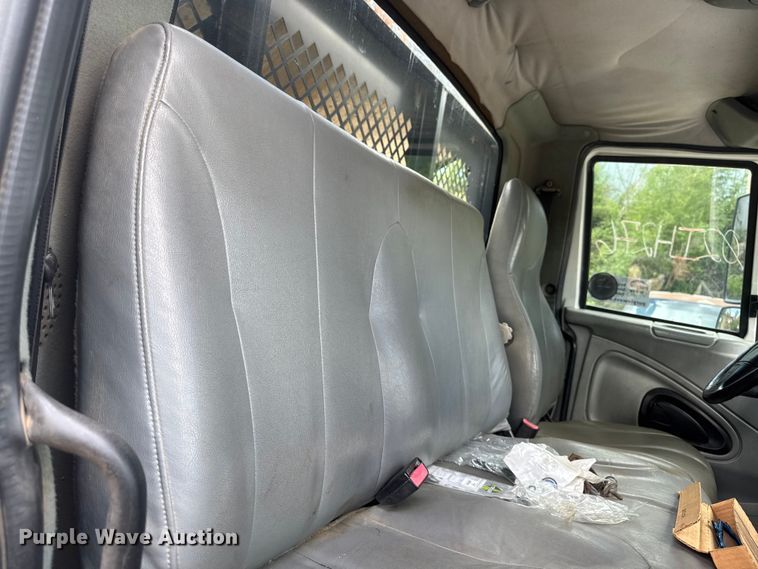 image for item EA2364 2004 International 4200 flatbed truck
