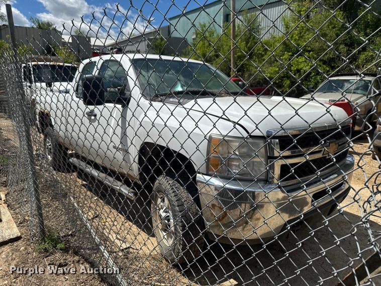 image for item EA2366 2011 Chevrolet Silverado 2500HD Ext. Cab pickup truck