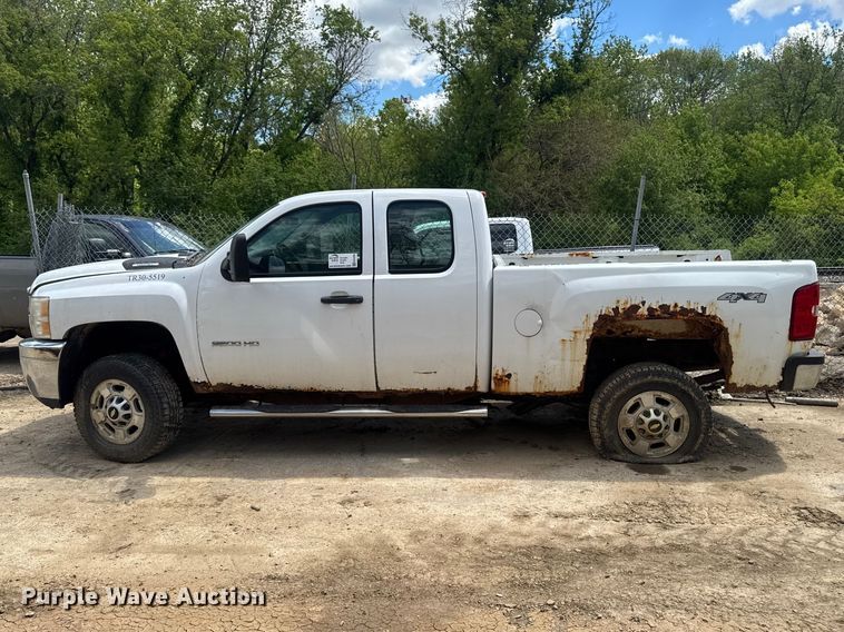 image for item EA2366 2011 Chevrolet Silverado 2500HD Ext. Cab pickup truck