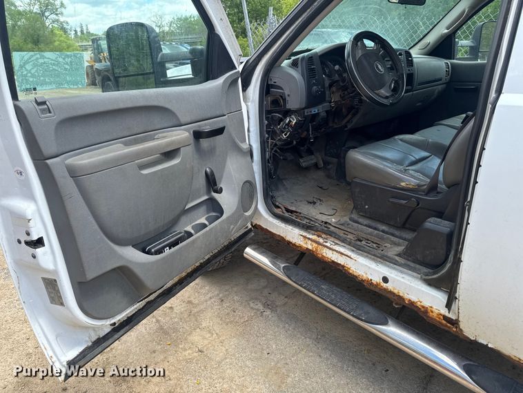 image for item EA2366 2011 Chevrolet Silverado 2500HD Ext. Cab pickup truck