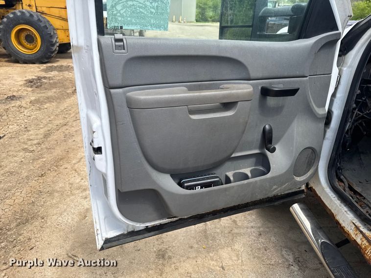 image for item EA2366 2011 Chevrolet Silverado 2500HD Ext. Cab pickup truck