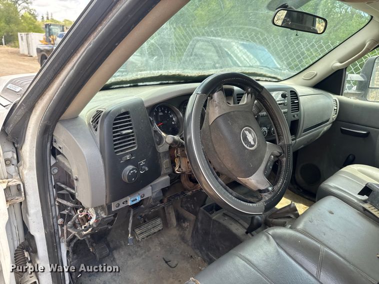 image for item EA2366 2011 Chevrolet Silverado 2500HD Ext. Cab pickup truck