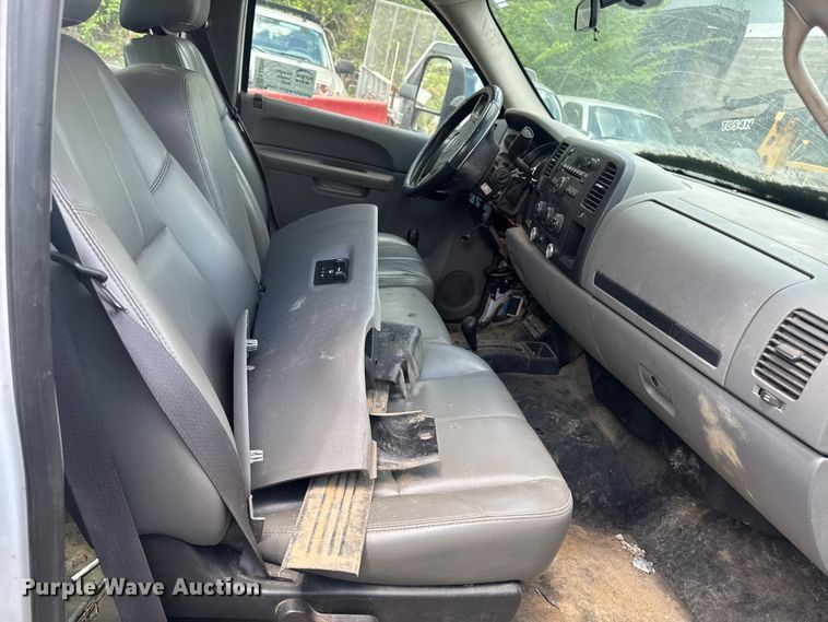 image for item EA2366 2011 Chevrolet Silverado 2500HD Ext. Cab pickup truck