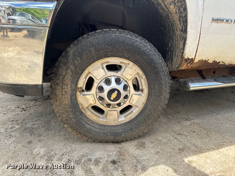 image for item EA2366 2011 Chevrolet Silverado 2500HD Ext. Cab pickup truck