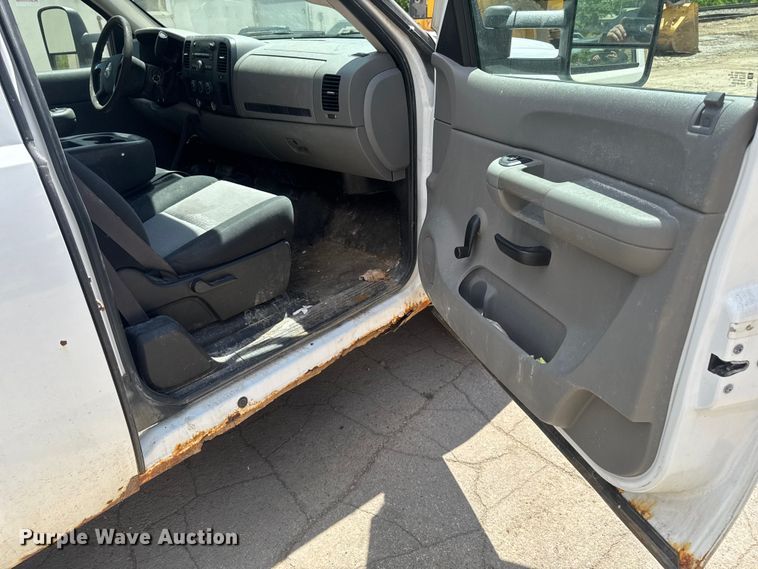 image for item EA2368 2008 GMC Sierra 1500 Ext. Cab flatbed pickup truck