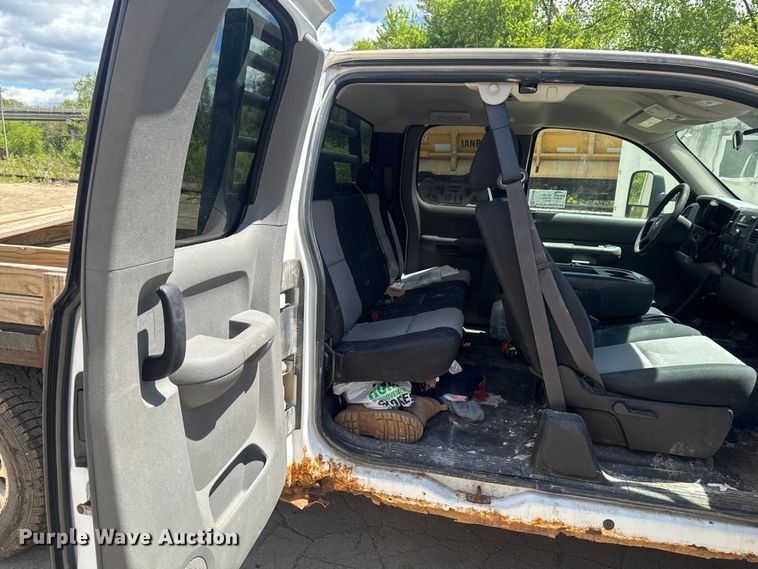 image for item EA2368 2008 GMC Sierra 1500 Ext. Cab flatbed pickup truck