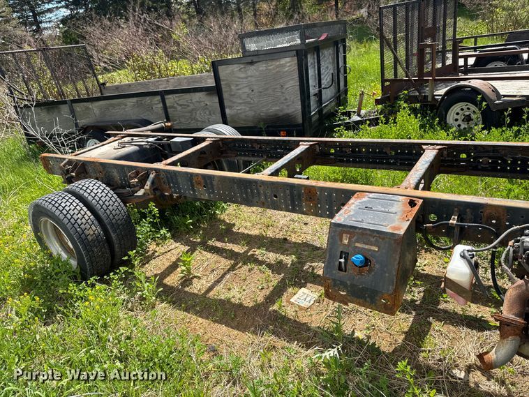 image for item EA2369 2017 Mitsubishi Fuso FEC72W Crew Cab truck cab and chassis