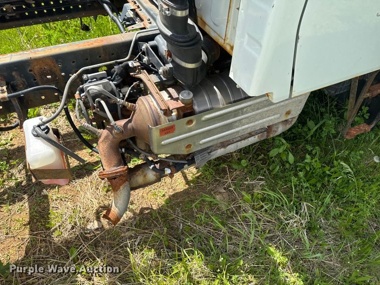 image for item EA2369 2017 Mitsubishi Fuso FEC72W Crew Cab truck cab and chassis