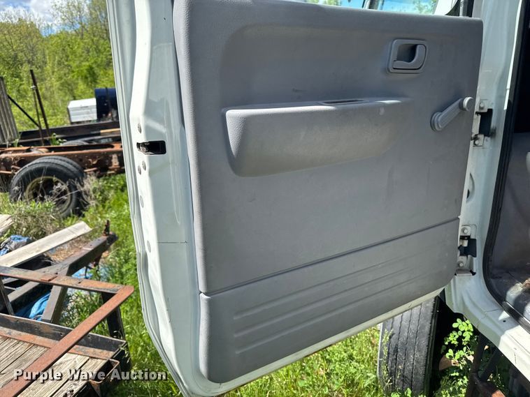 image for item EA2369 2017 Mitsubishi Fuso FEC72W Crew Cab truck cab and chassis