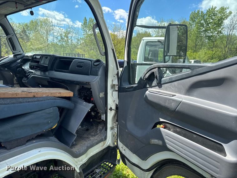 image for item EA2369 2017 Mitsubishi Fuso FEC72W Crew Cab truck cab and chassis