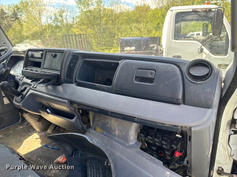 image for item EA2369 2017 Mitsubishi Fuso FEC72W Crew Cab truck cab and chassis