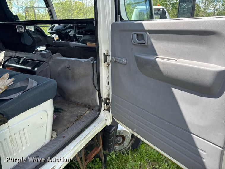 image for item EA2369 2017 Mitsubishi Fuso FEC72W Crew Cab truck cab and chassis