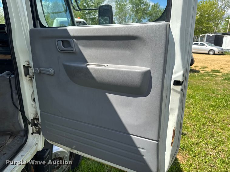 image for item EA2369 2017 Mitsubishi Fuso FEC72W Crew Cab truck cab and chassis