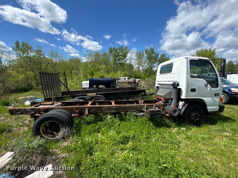 image for item EA2370 2005 Chevrolet W3500 truck cab and chassis