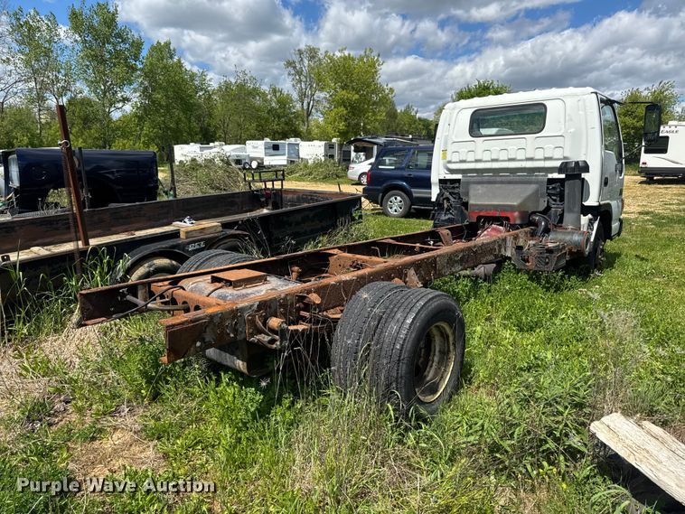 image for item EA2370 2005 Chevrolet W3500 truck cab and chassis