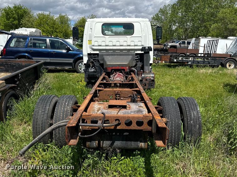 image for item EA2370 2005 Chevrolet W3500 truck cab and chassis