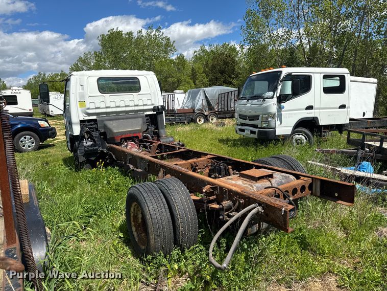 image for item EA2370 2005 Chevrolet W3500 truck cab and chassis