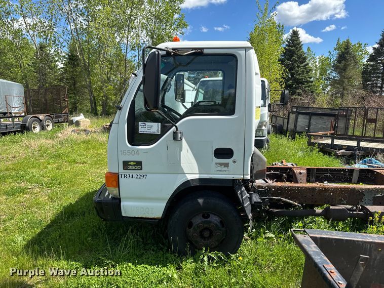 image for item EA2370 2005 Chevrolet W3500 truck cab and chassis