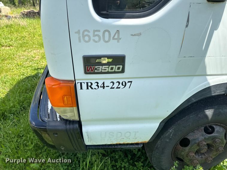 image for item EA2370 2005 Chevrolet W3500 truck cab and chassis