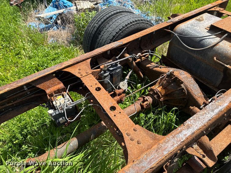 image for item EA2370 2005 Chevrolet W3500 truck cab and chassis