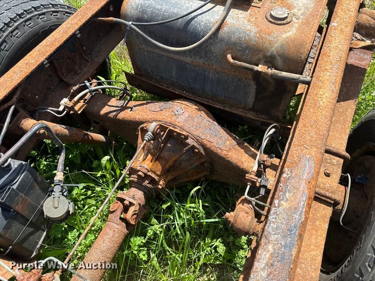 image for item EA2370 2005 Chevrolet W3500 truck cab and chassis