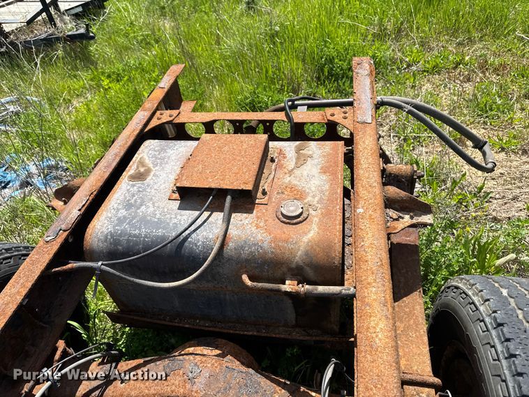 image for item EA2370 2005 Chevrolet W3500 truck cab and chassis