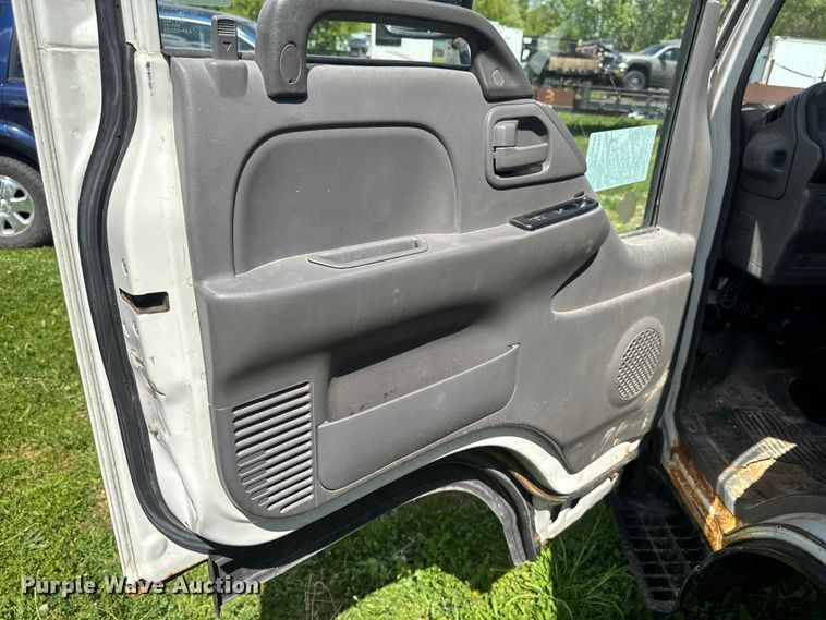 image for item EA2370 2005 Chevrolet W3500 truck cab and chassis