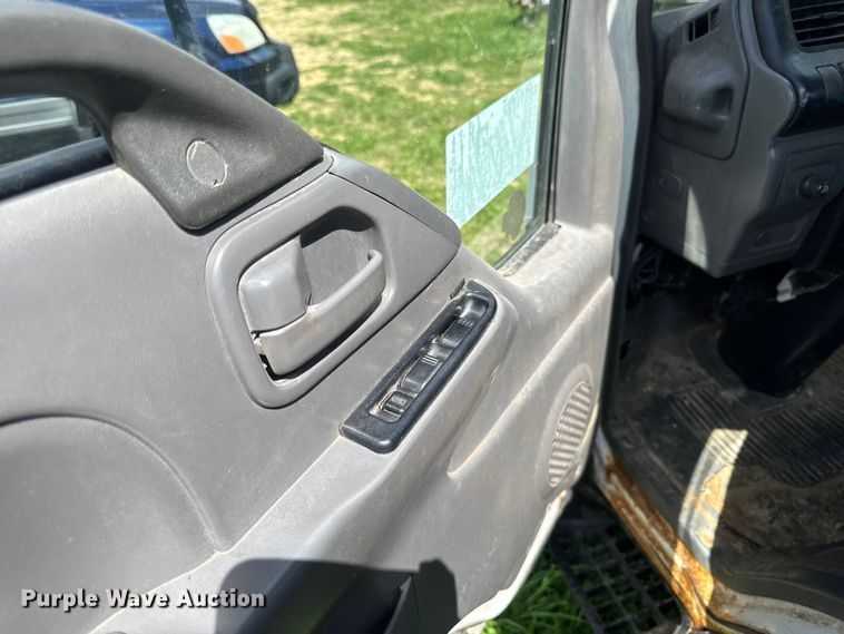 image for item EA2370 2005 Chevrolet W3500 truck cab and chassis