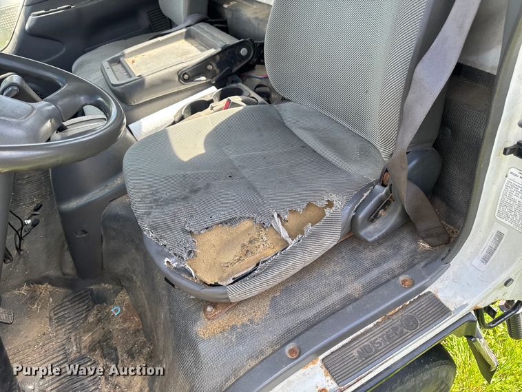 image for item EA2370 2005 Chevrolet W3500 truck cab and chassis