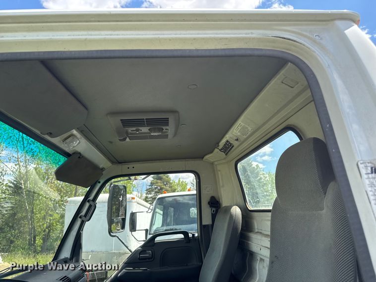 image for item EA2370 2005 Chevrolet W3500 truck cab and chassis